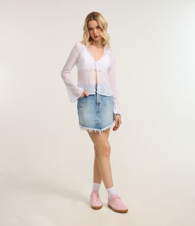 Saia Curta Jeans com Barra Desfiada Irregular