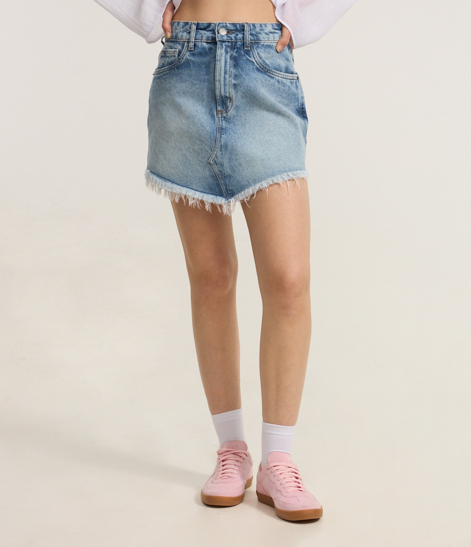 Saia Curta Jeans com Barra Desfiada Irregular Azul 3