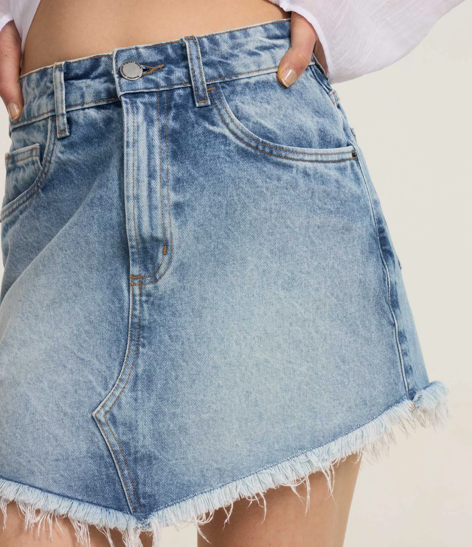 Saia Curta Jeans com Barra Desfiada Irregular Azul 4
