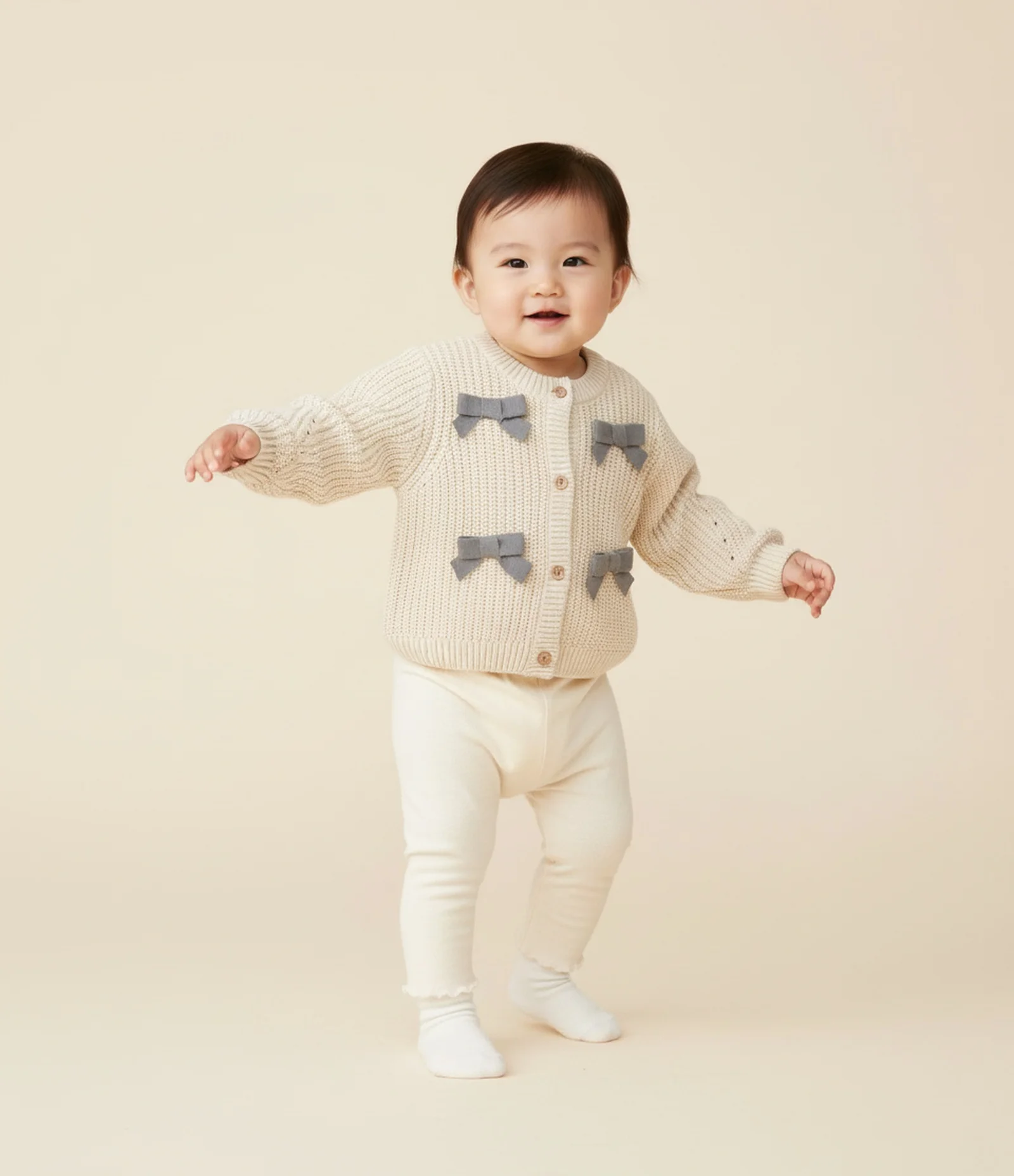 Cardigan Infantil em Tricô com Lacinhos Aplicados – Tam RN a 18 Meses Bege Claro 1