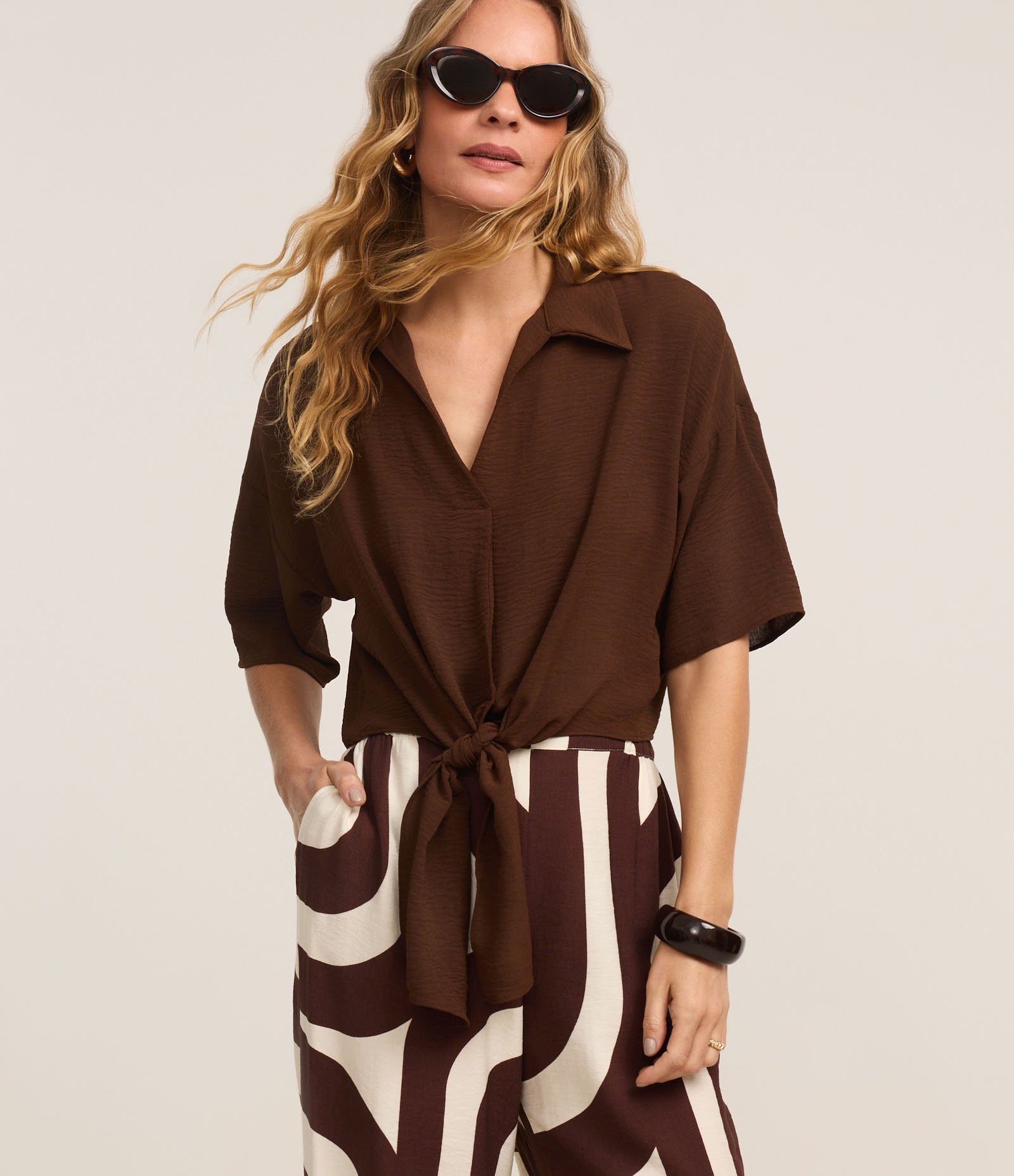 Blusa em Airflow com Gola Polo e Amarração na Barra Marrom 1