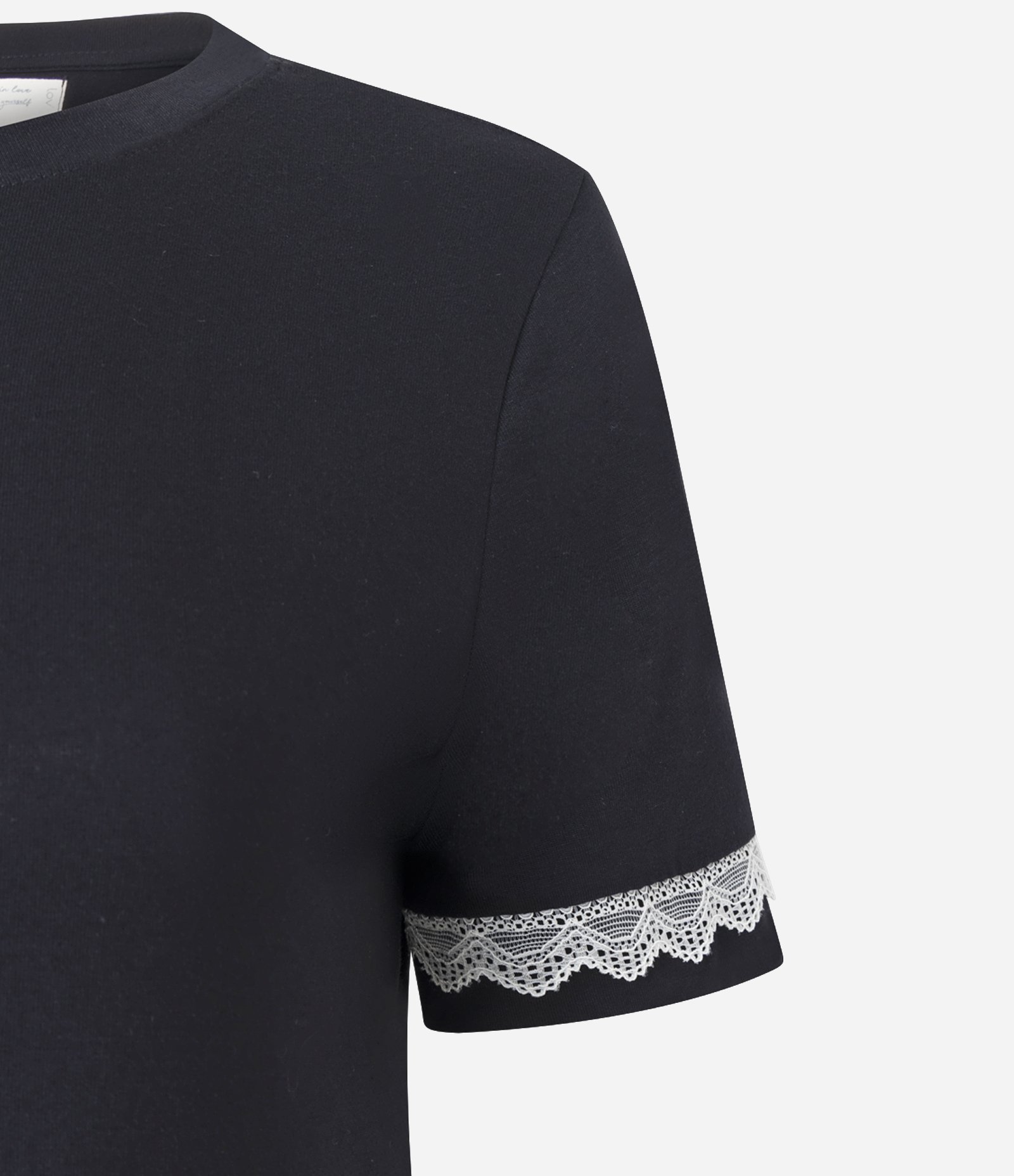 Pijama Longo em Viscose com Rendinha e Calça Capri Preto 2