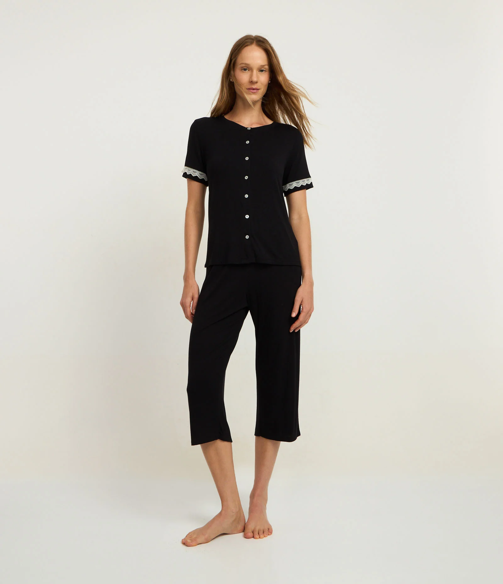 Pijama Longo em Viscose com Rendinha e Calça Capri Preto 1