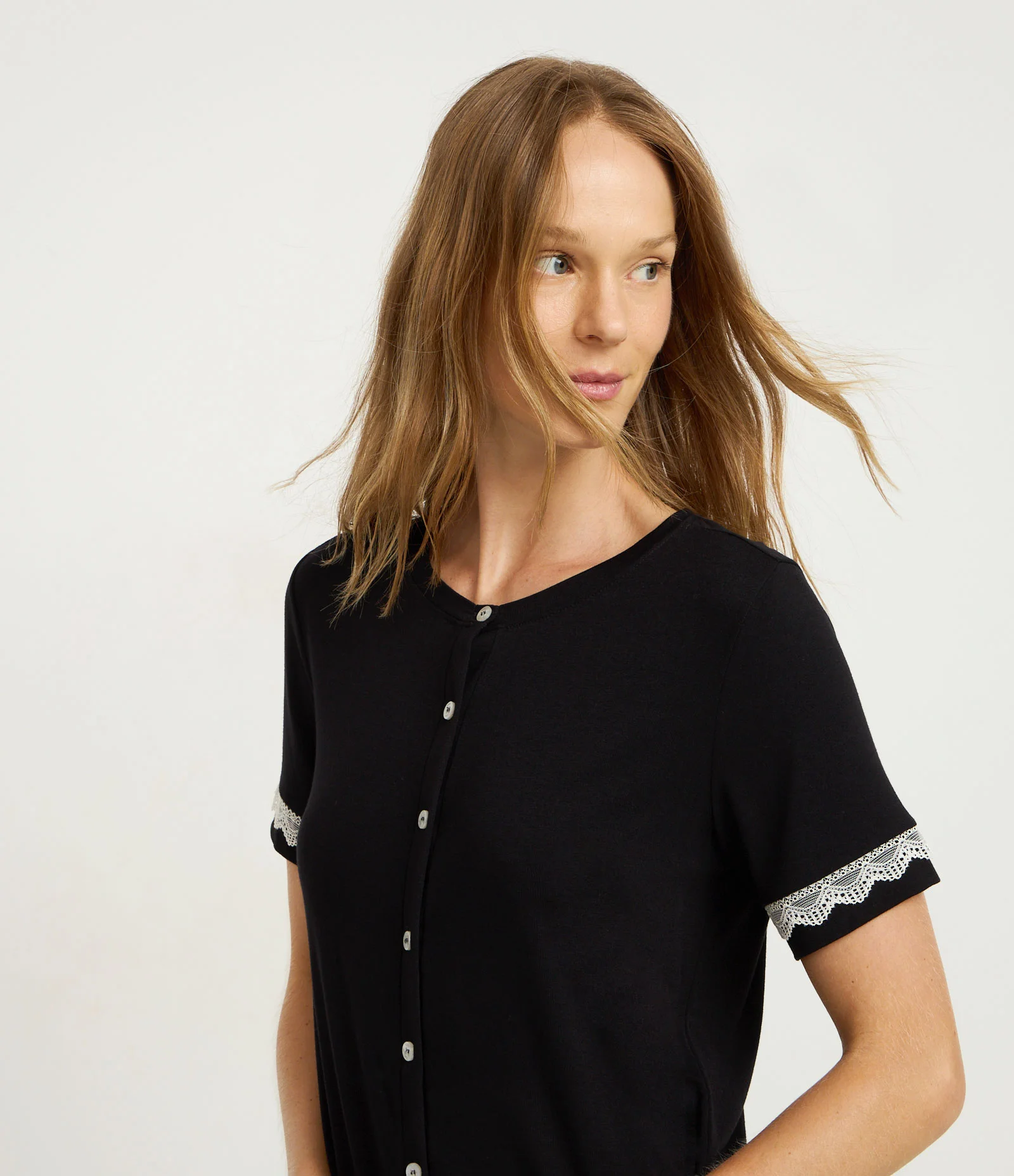 Pijama Longo em Viscose com Rendinha e Calça Capri Preto 2