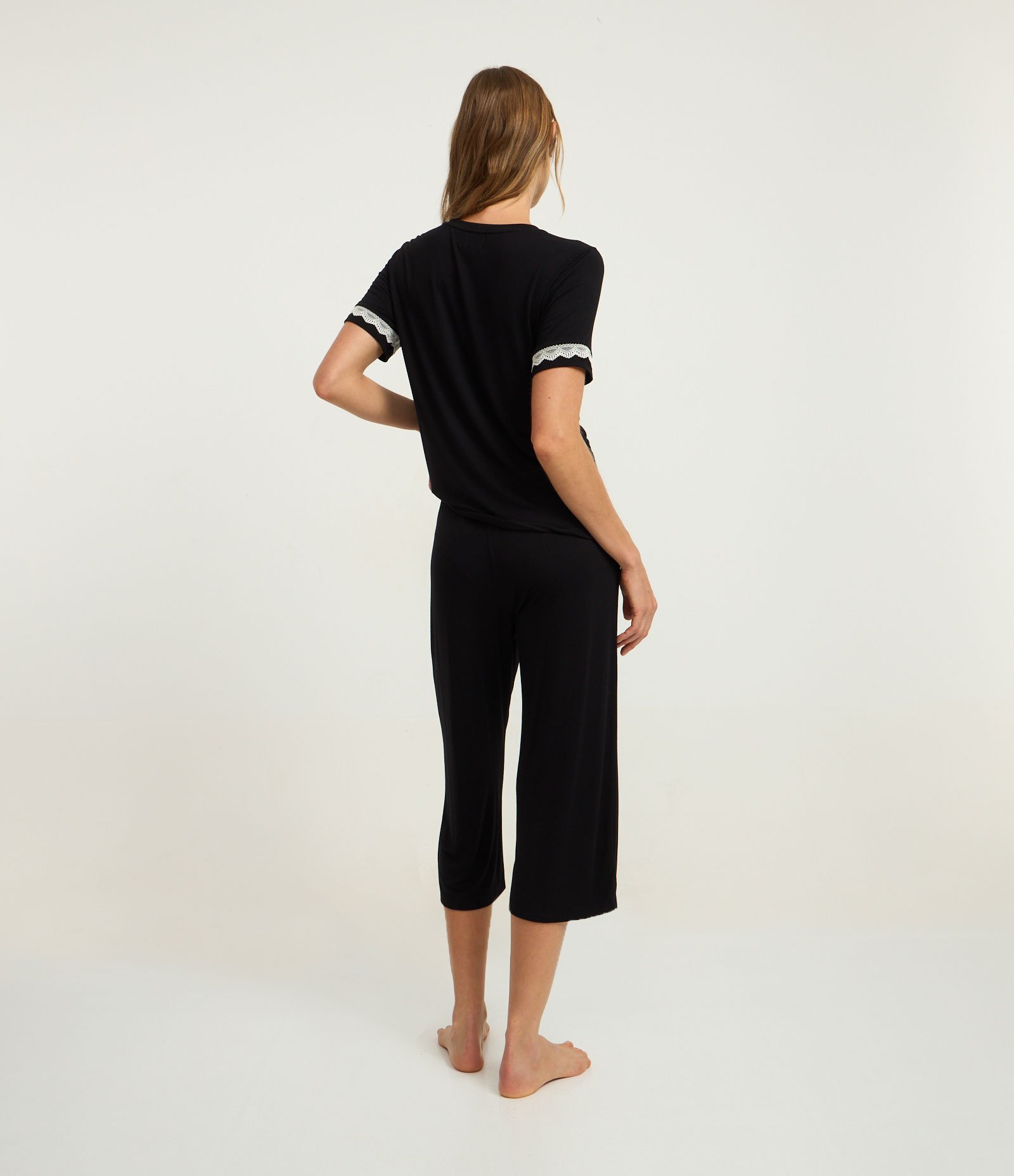 Pijama Longo em Viscose com Rendinha e Calça Capri Preto 4