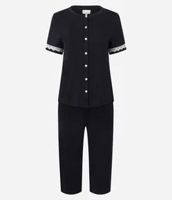 Pijama Longo em Viscose com Rendinha e Calça Capri