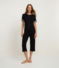 Pijama Longo em Viscose com Rendinha e Calça Capri