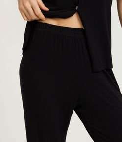 Pijama Longo em Viscose com Rendinha e Calça Capri
