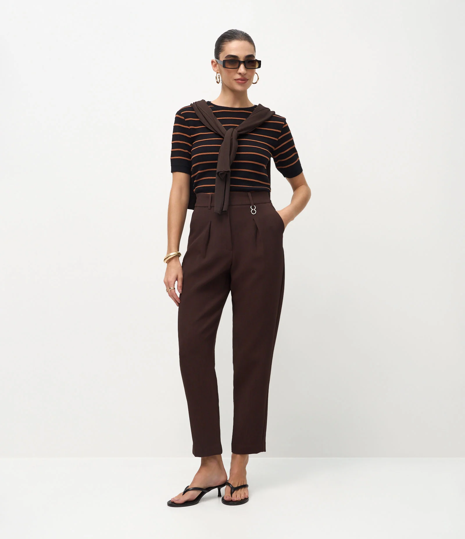 Calça Cenoura Alfaiatada em Crepe com Pregas Frontais Marrom 1