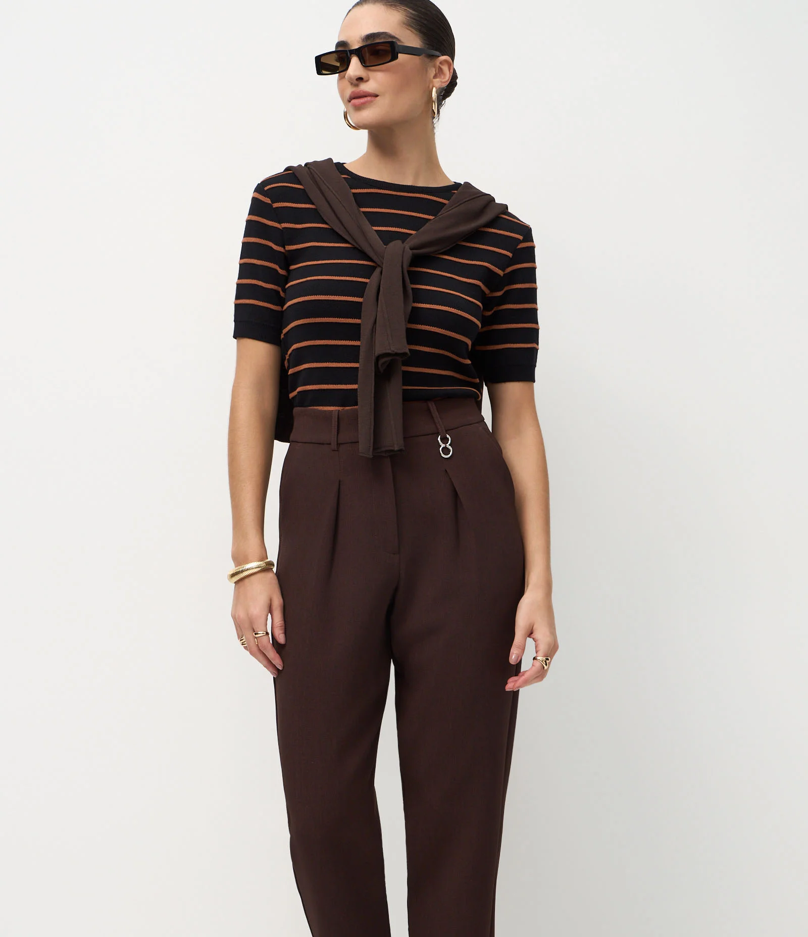 Calça Cenoura Alfaiatada em Crepe com Pregas Frontais Marrom 2