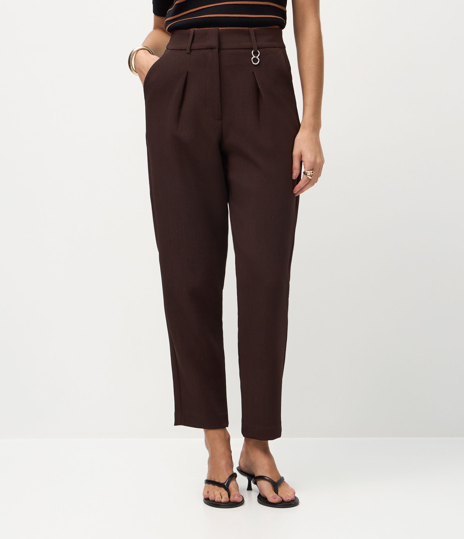 Calça Cenoura Alfaiatada em Crepe com Pregas Frontais Marrom 3