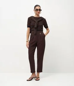 Calça Cenoura Alfaiatada em Crepe com Pregas Frontais