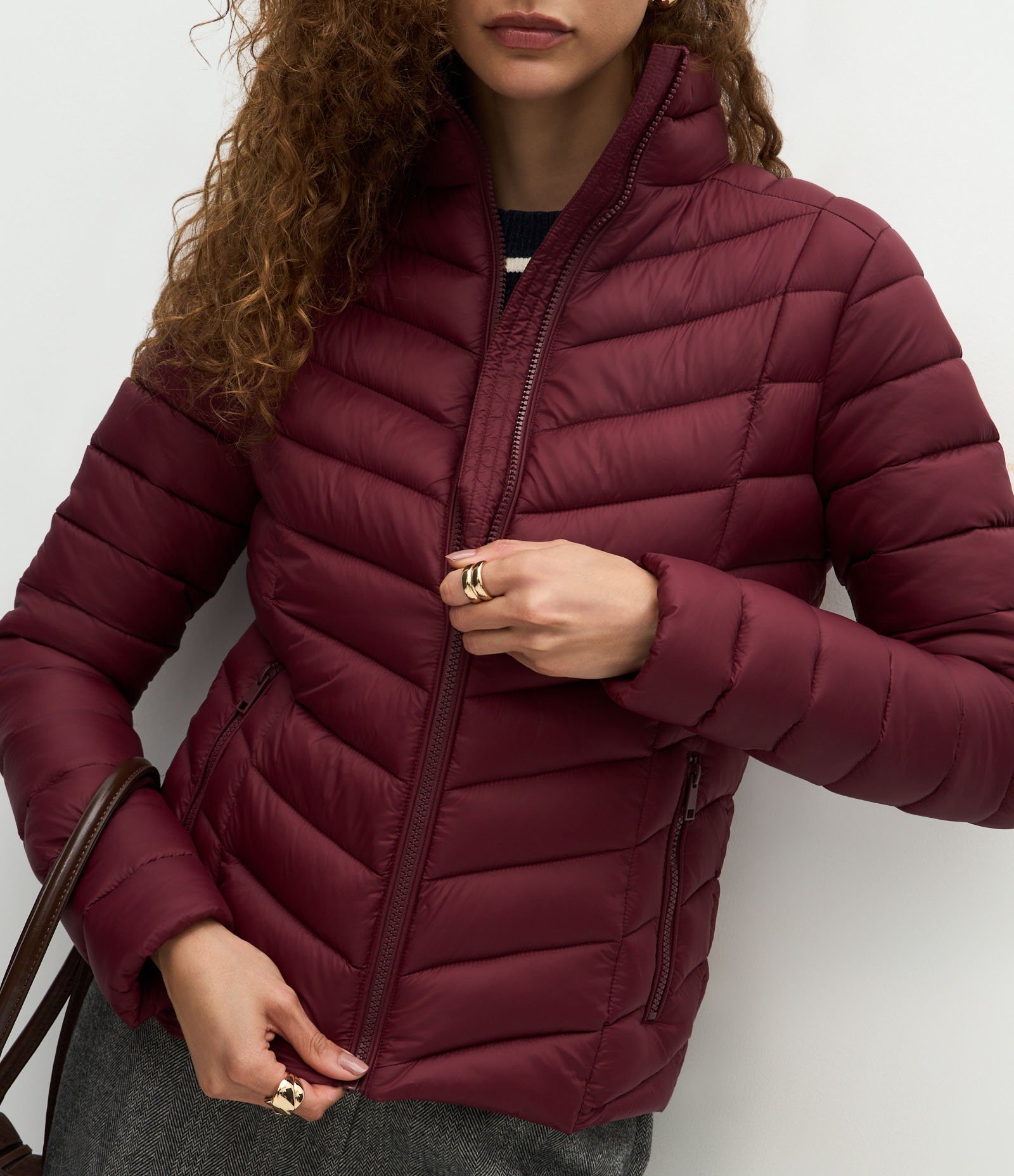 Jaqueta Puffer Ultra Leve em Poliamida com Saquinho de Guardar Vinho 4