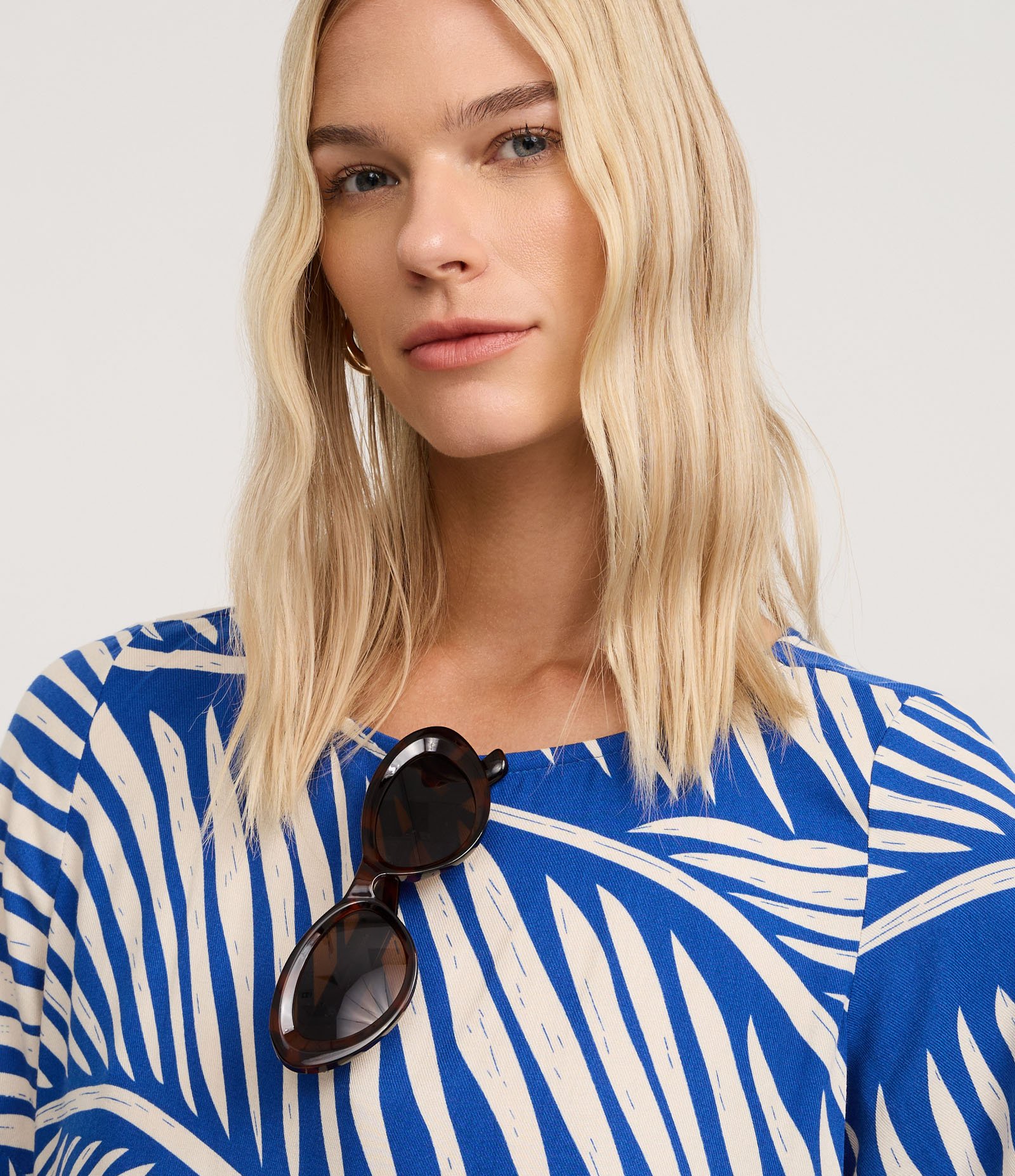 Vestido T-Shirt Plano em Viscose com Estampa de Folhagem Azul 3