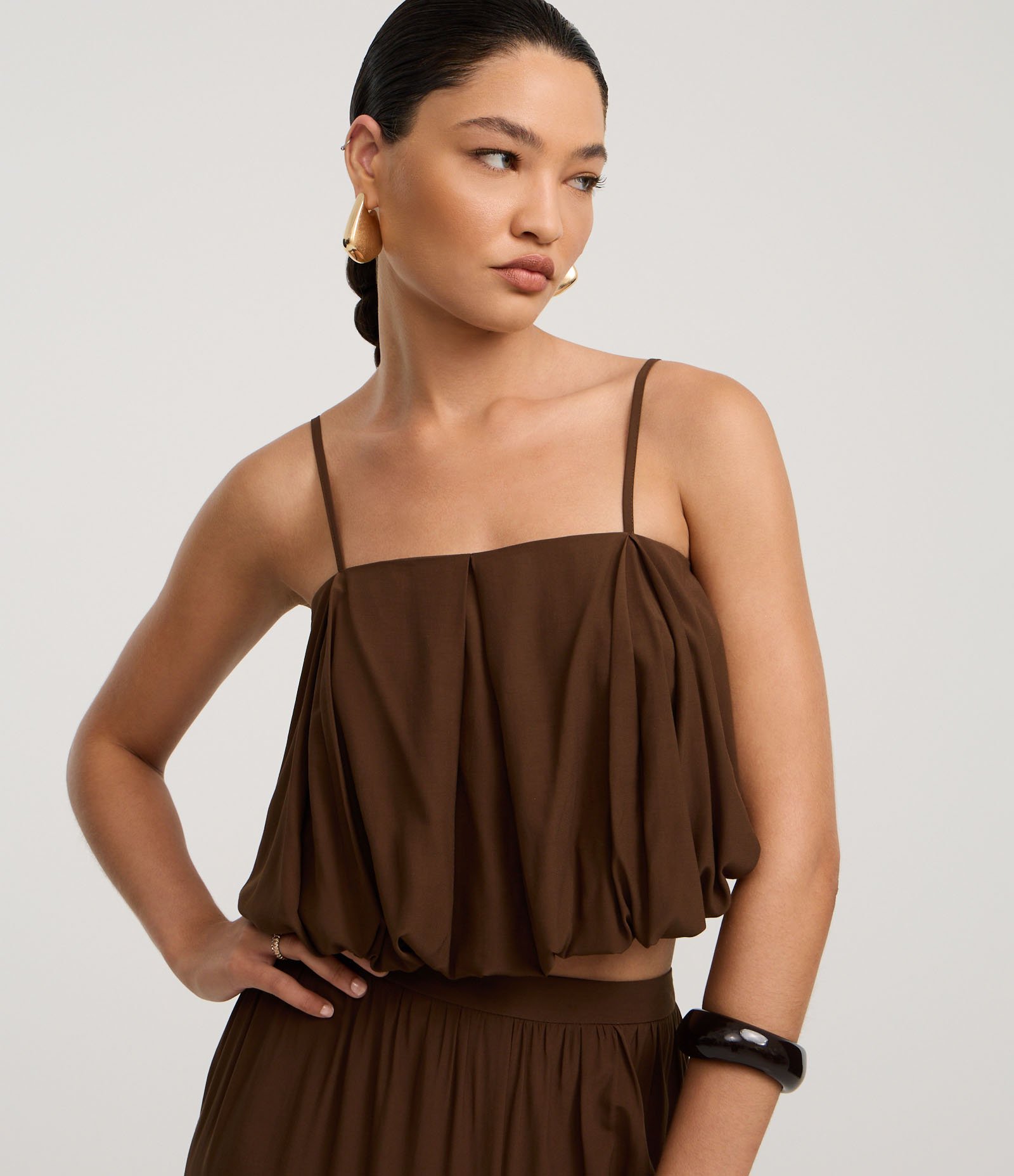 Blusa Balonê Cropped em Viscose com Alça Fina Marrom 1