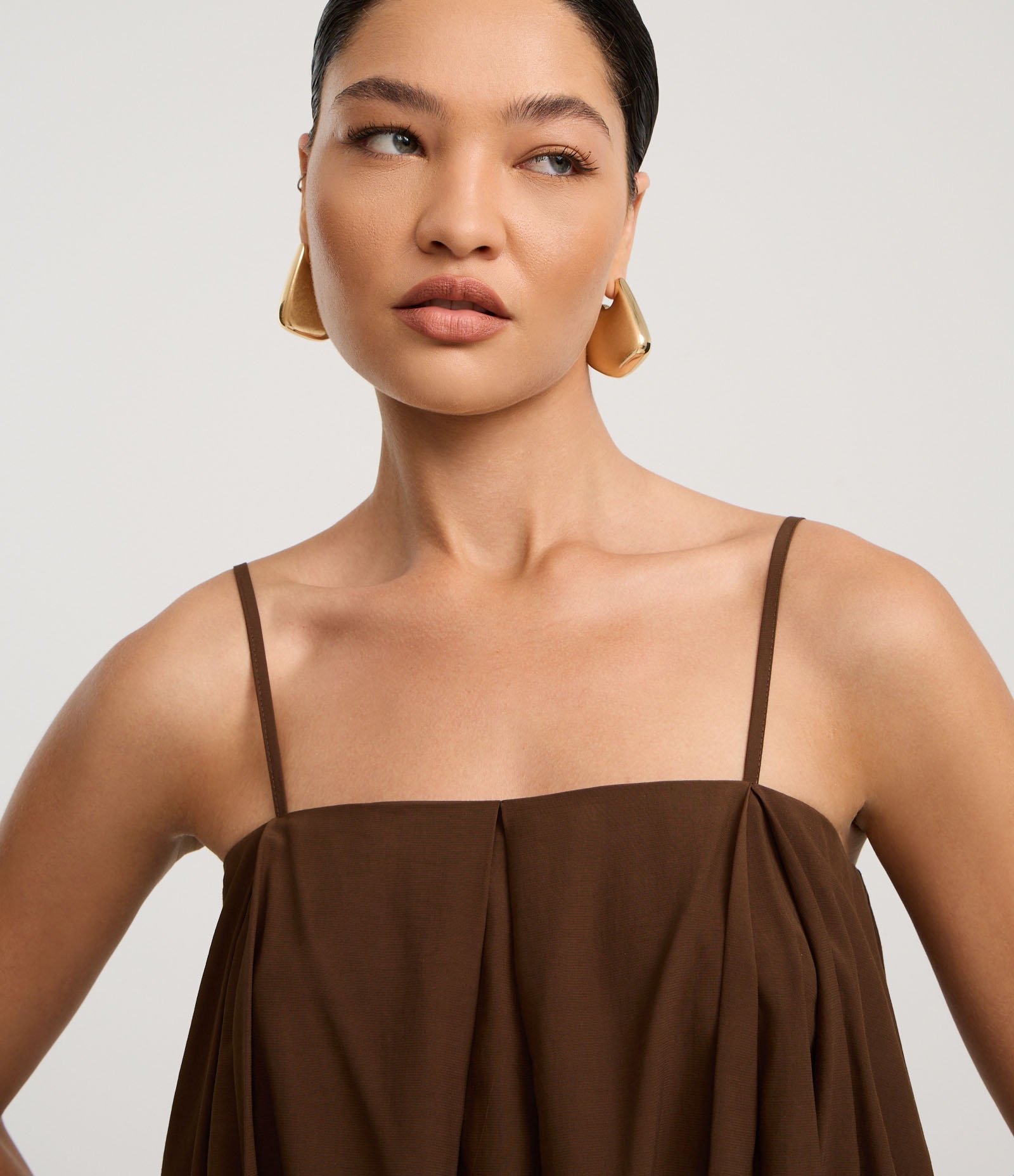 Blusa Balonê Cropped em Viscose com Alça Fina Marrom 3