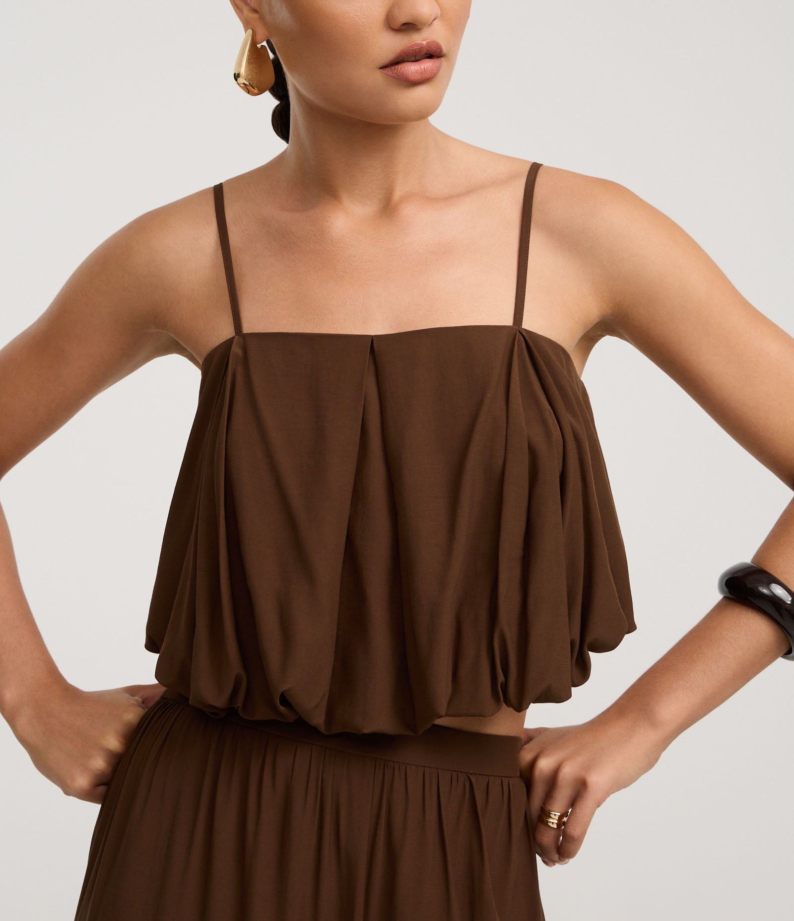 Blusa Balonê Cropped em Viscose com Alça Fina Marrom 4