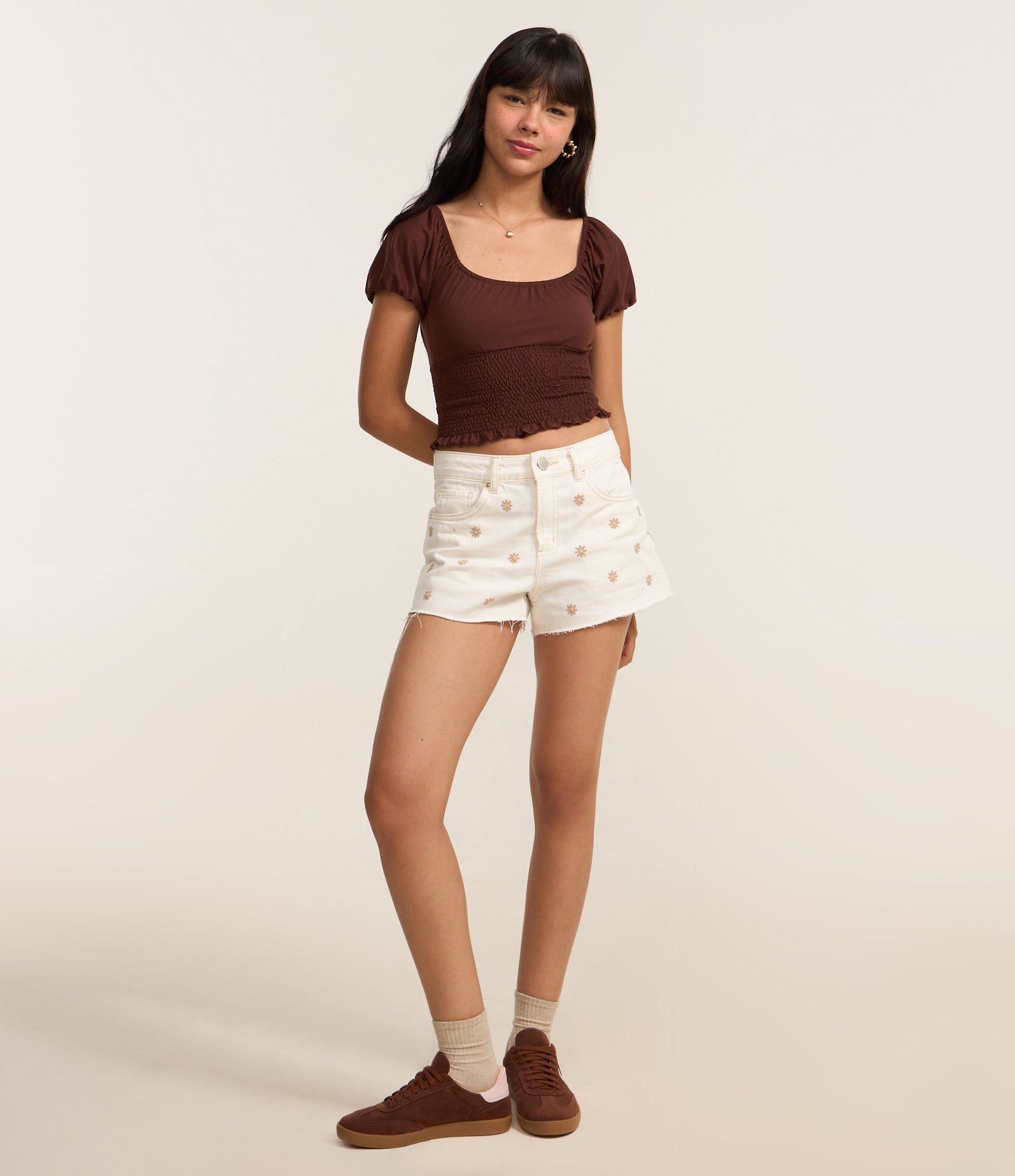 Short Slim Cintura Média em Sarja com Bordado Floral Branco 1
