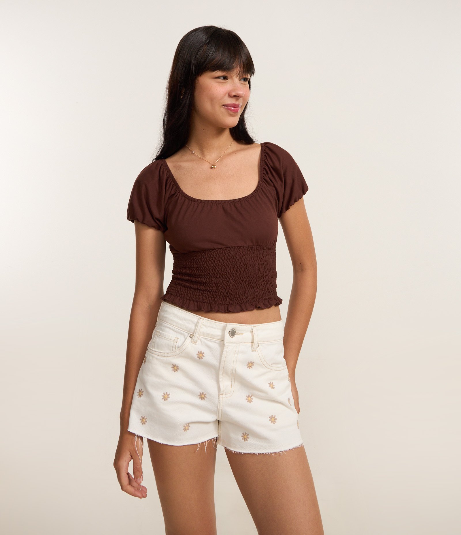 Short Slim Cintura Média em Sarja com Bordado Floral Branco 2