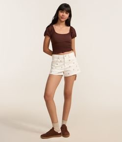 Short Slim Cintura Média em Sarja com Bordado Floral