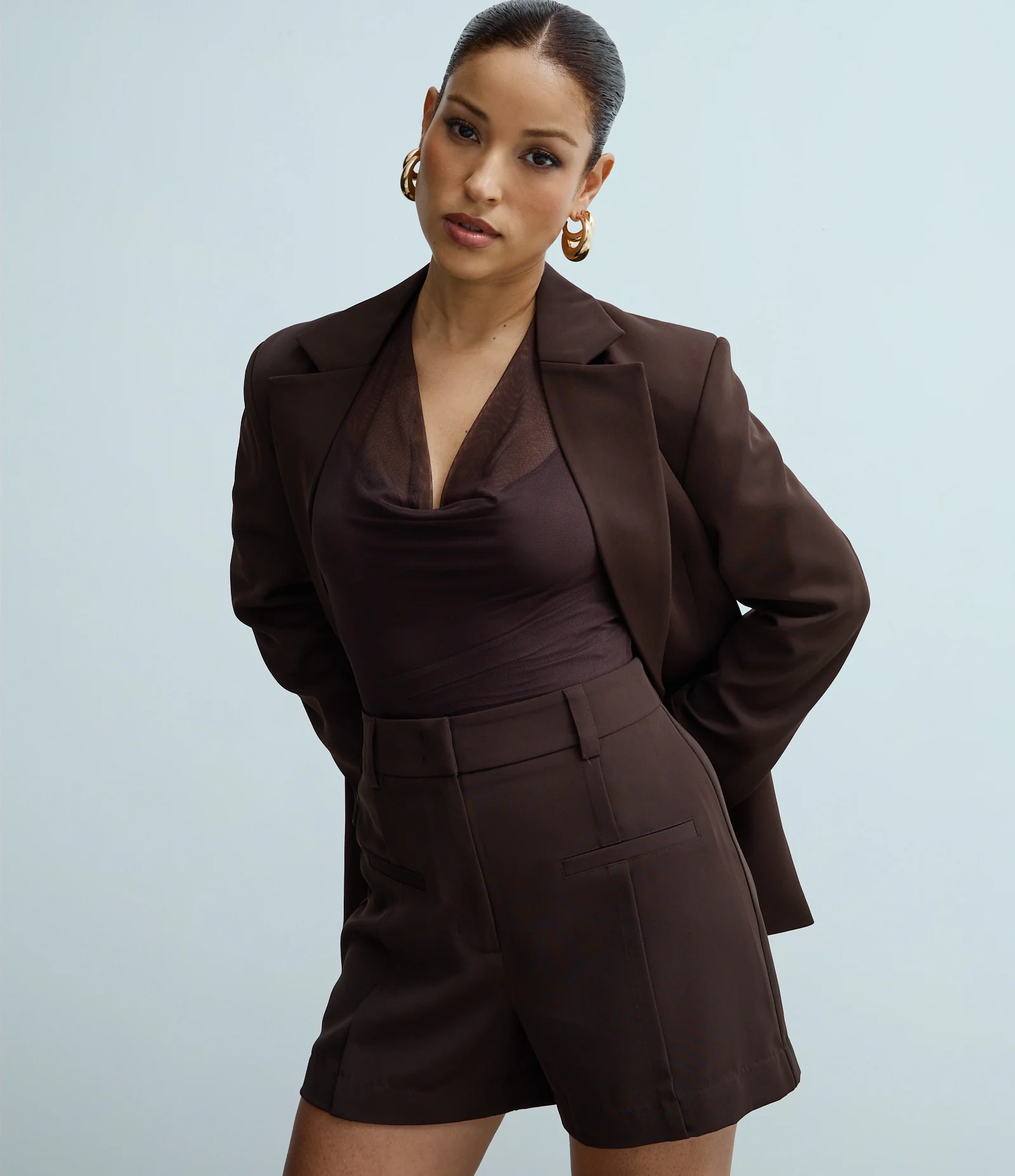 Short Alfaiatado com Bolsos Frontais Marrom 2