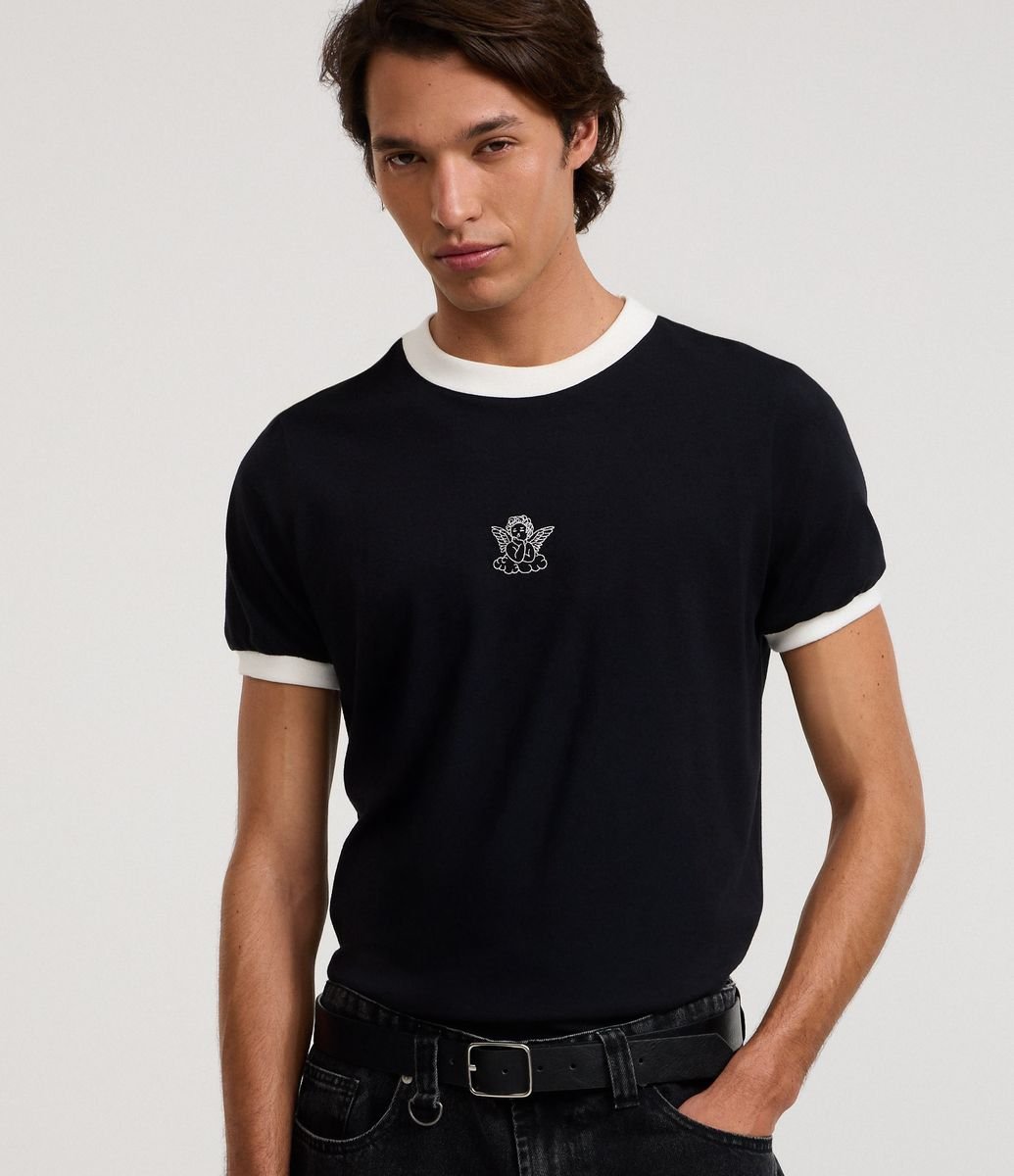 Camiseta Baby Tee em Algodão com Mini Ícone de Anjo Preto