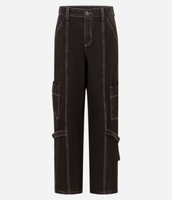 Calça Baggy em Sarja com Bolsos Cargo e Costua Aparente