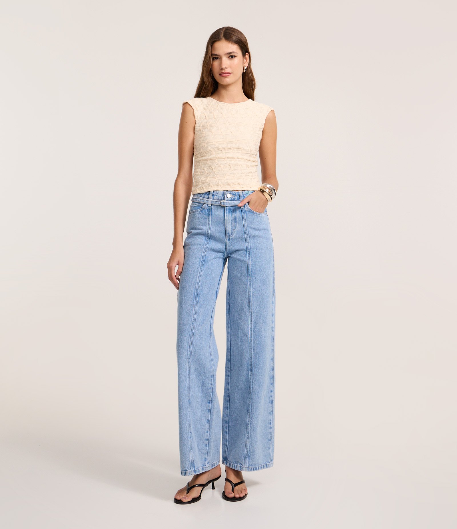 Calça Wide Leg Cintura Alta em Jeans com Cinto de Tecido Claro 1