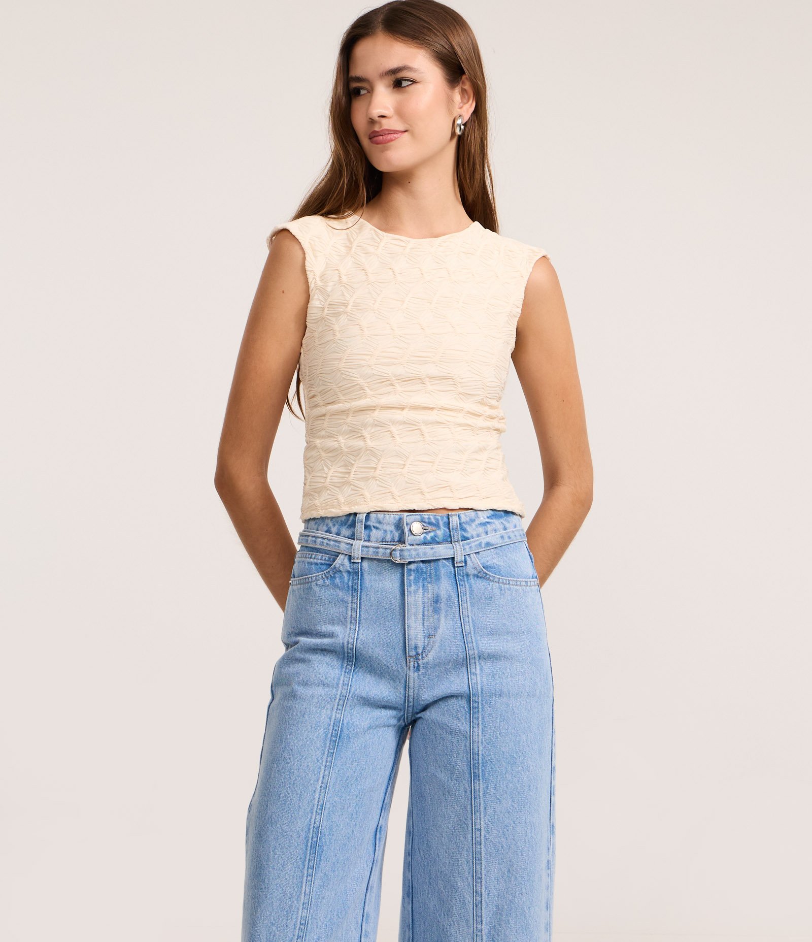 Calça Wide Leg Cintura Alta em Jeans com Cinto de Tecido Claro 2