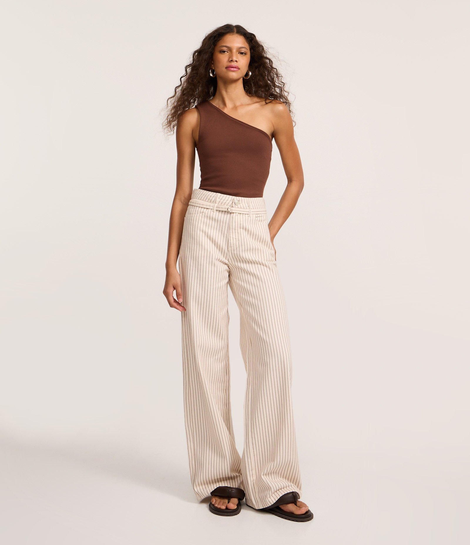 Calça WIde Leg Cintura Alta em Sarja Listrada e Cinto Estreito Bege 1