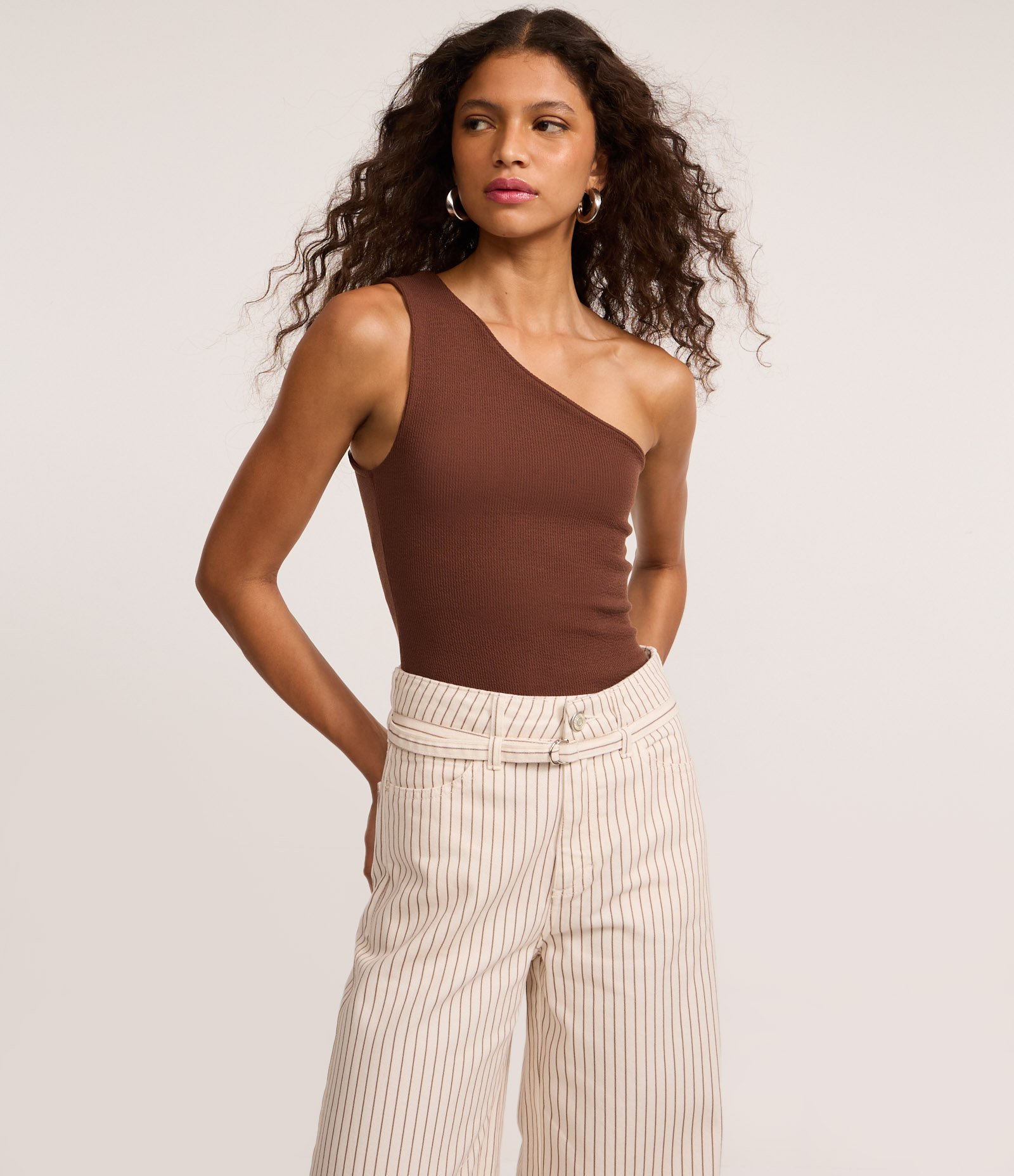 Calça WIde Leg Cintura Alta em Sarja Listrada e Cinto Estreito Bege 2