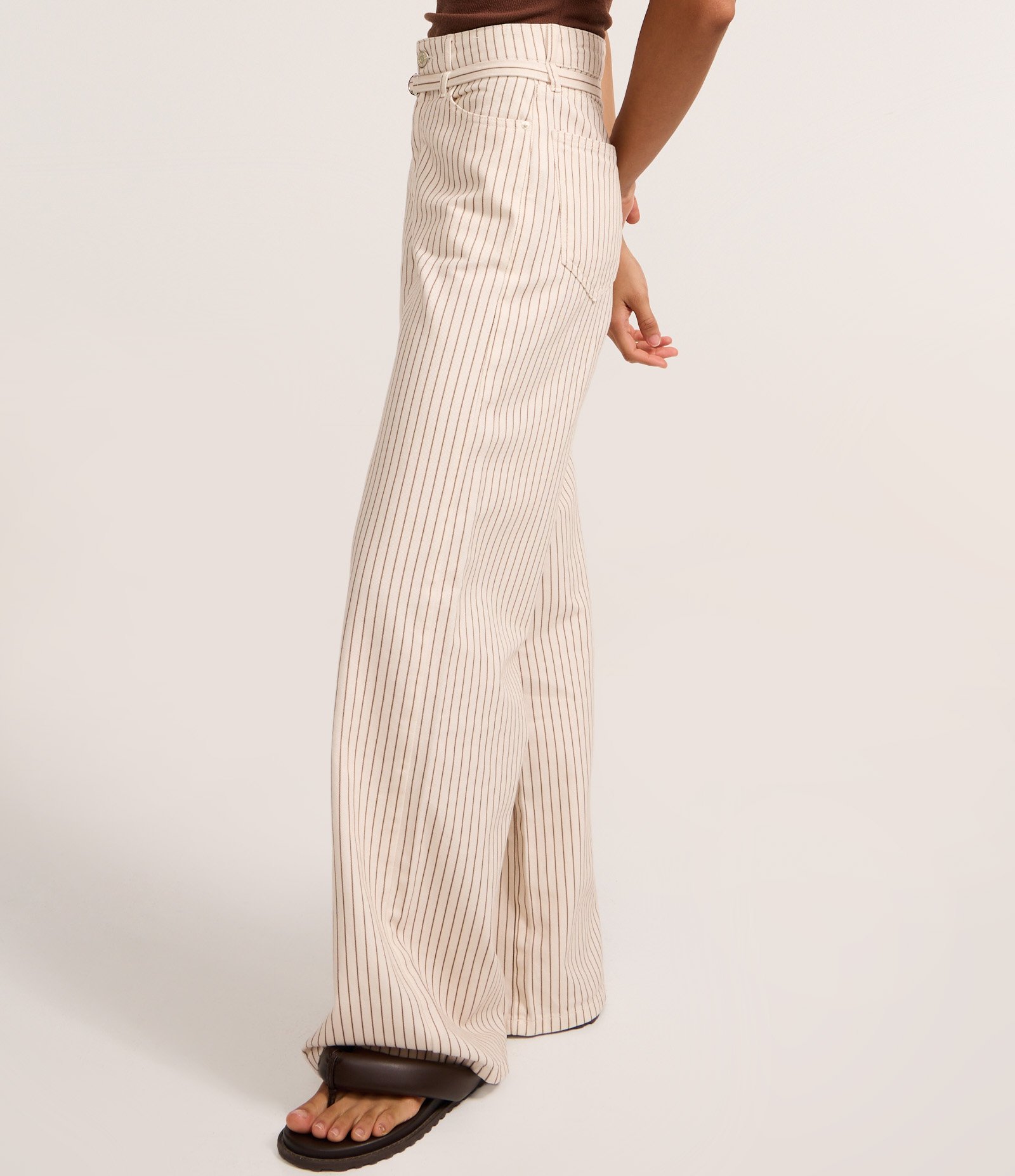 Calça WIde Leg Cintura Alta em Sarja Listrada e Cinto Estreito Bege 3