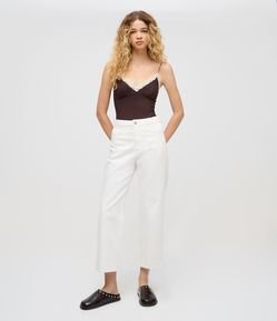 Calça Reta Cropped em Sarja com Passantes no Cós