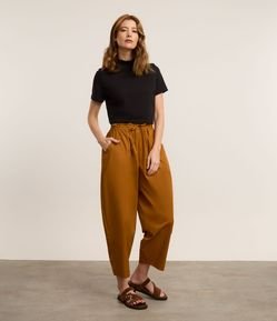 Calça Balloon Cropped Alfaiatada com Pregas e Amarração