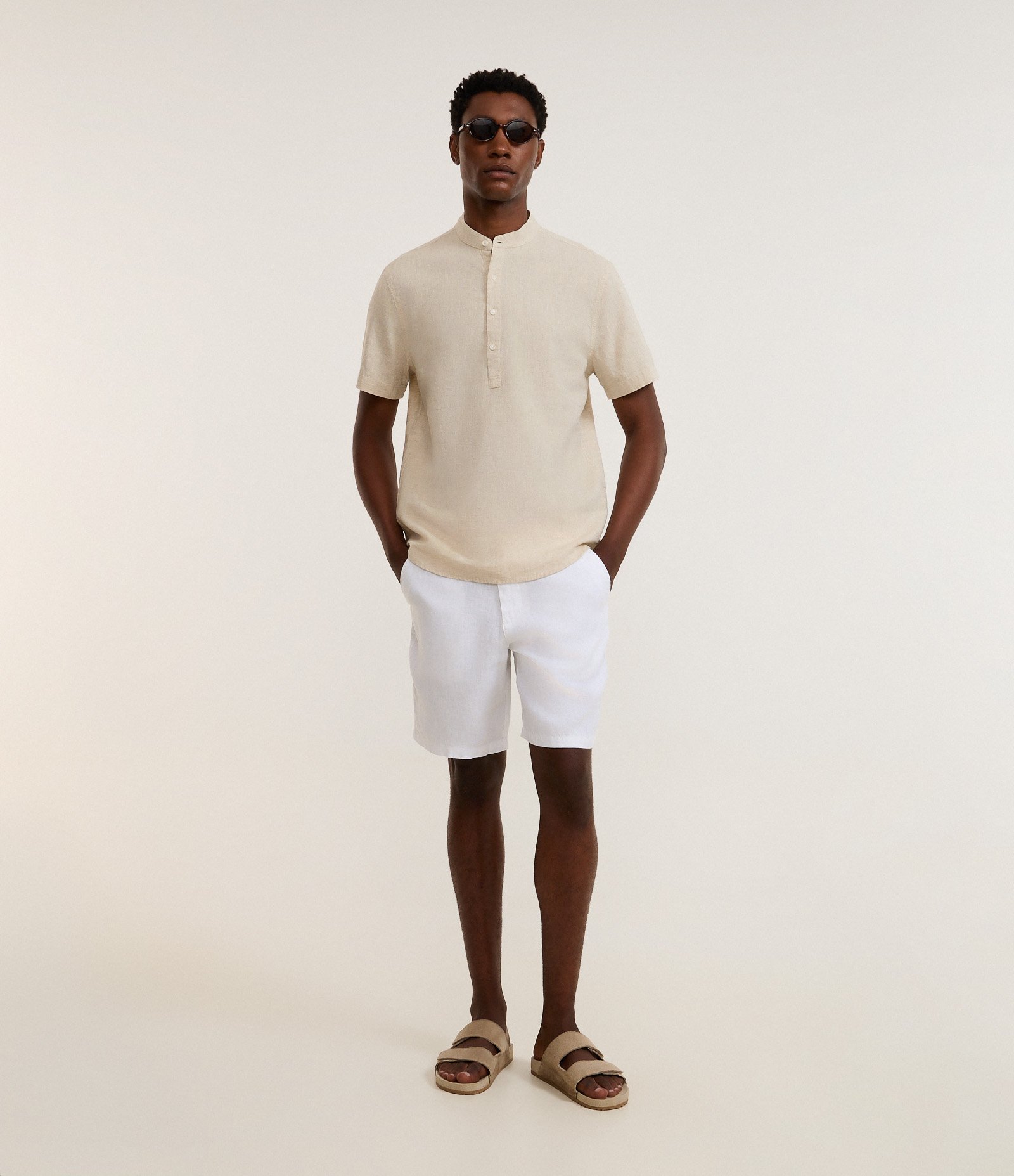 Bermuda em Linho com Abotoamento e Passantes no Cós Branco 1