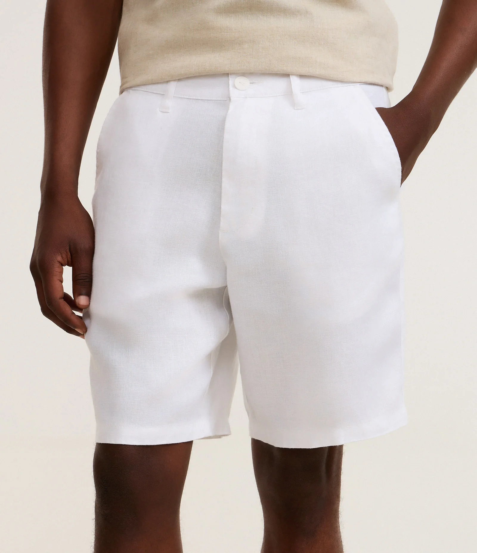 Bermuda em Linho com Abotoamento e Passantes no Cós Branco 2