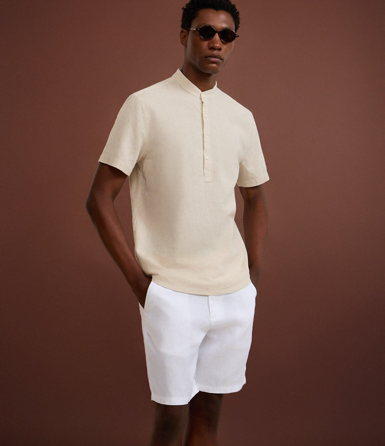 Bermuda em Linho com Abotoamento e Passantes no Cós Branco 4