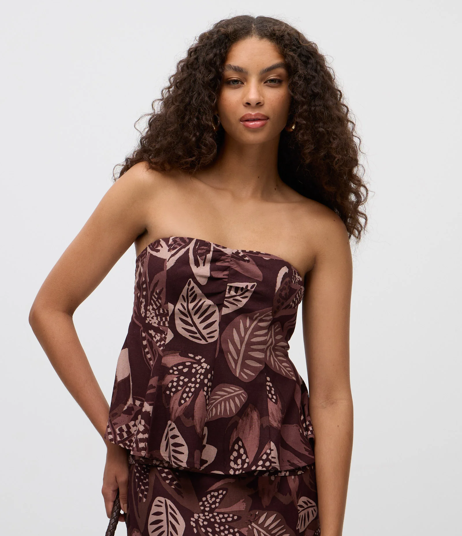 Blusa Tomara Que Caia em Linho com Estampa Floral Marrom 1