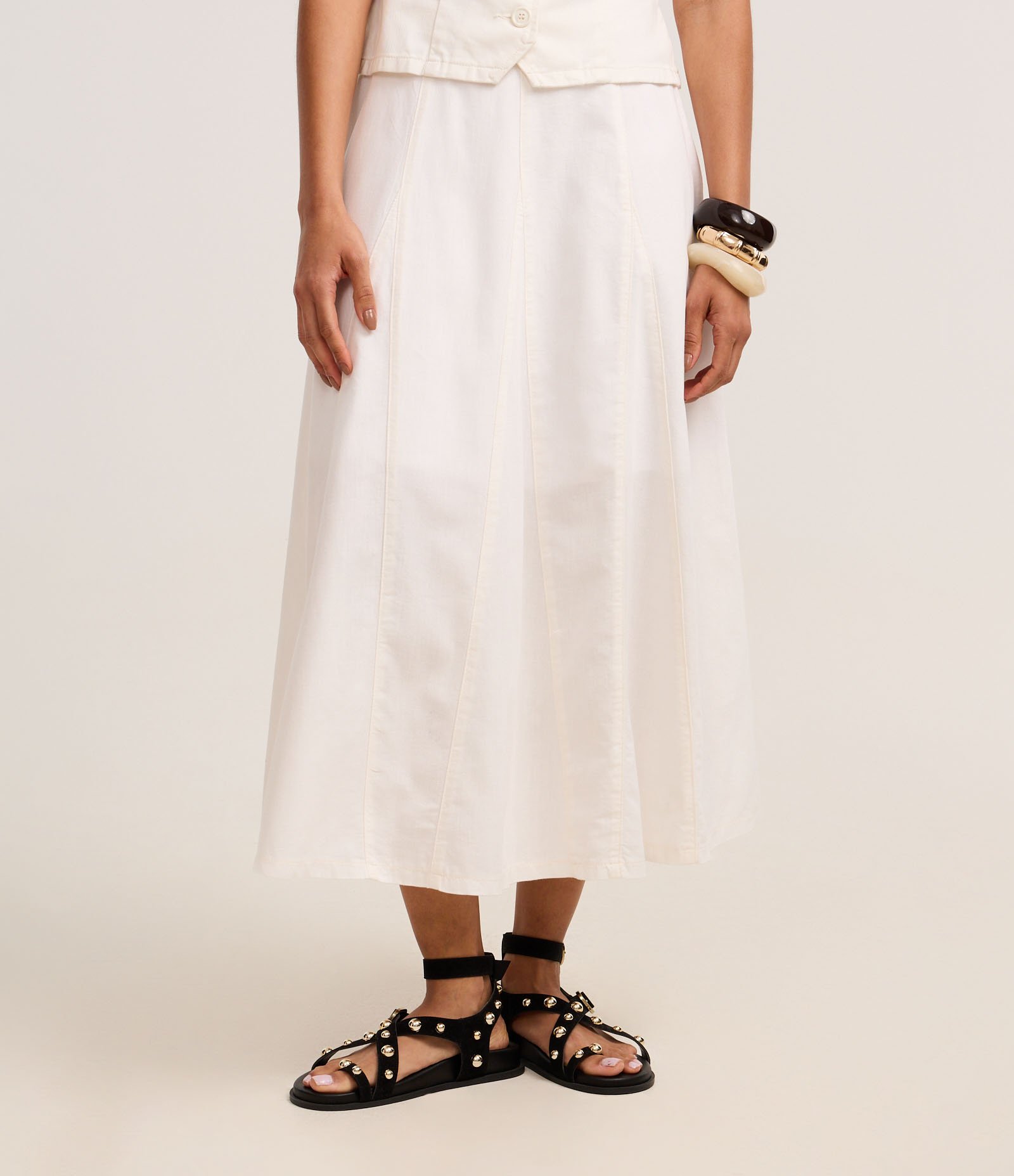 Saia Evasê Midi em Sarja com Recortes e Nesgas Off White 3