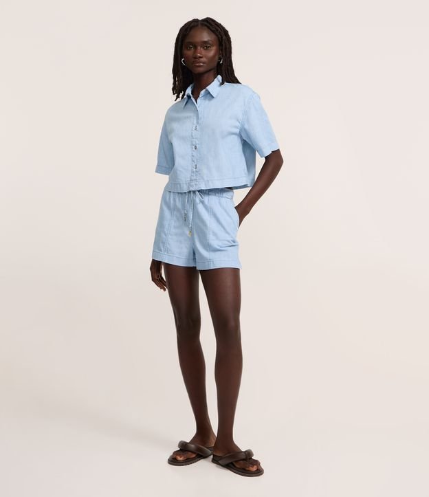 Short Runner em Jeans com Pingente de Abacaxi na Amarração