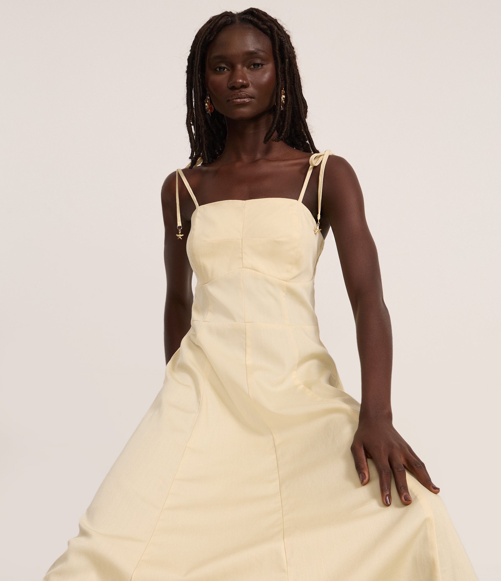 Vestido Midi em Sarja com Alça Fina e Busto Recortado Amarelo Claro 2