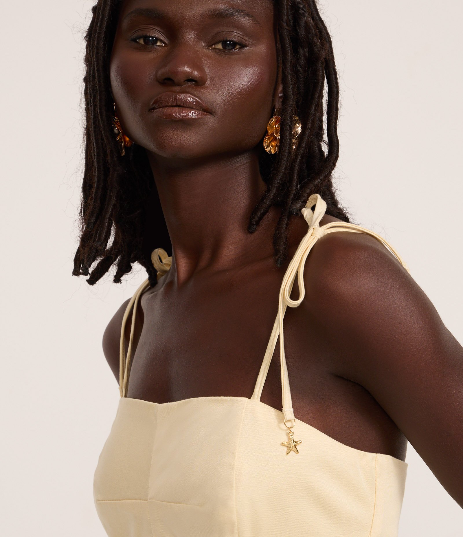 Vestido Midi em Sarja com Alça Fina e Busto Recortado Amarelo Claro 3