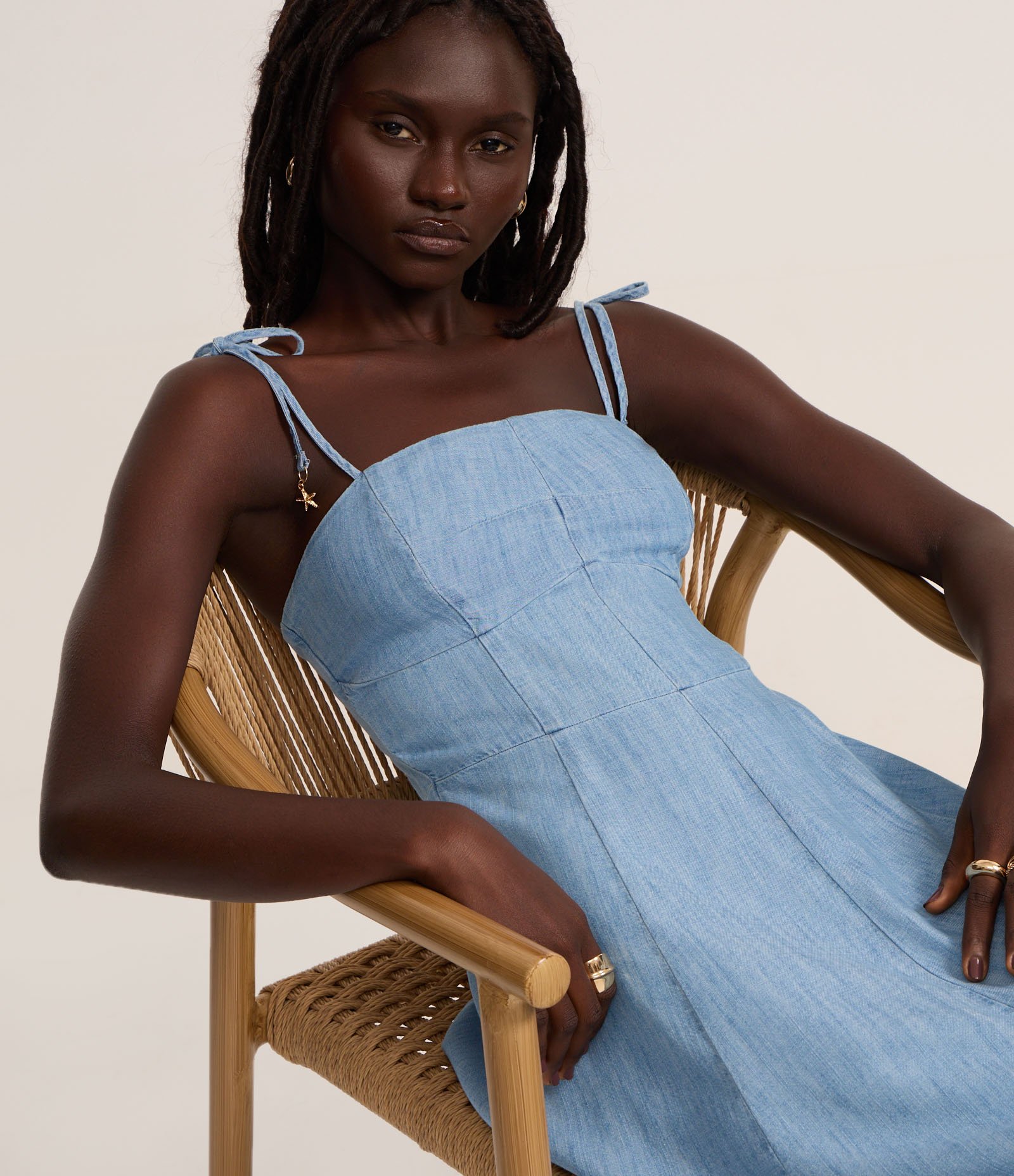 Vestido Midi em Jeans com Amarração na Alça Claro 2