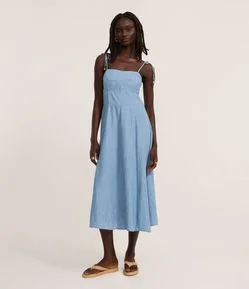 Vestido Midi em Jeans com Amarração na Alça