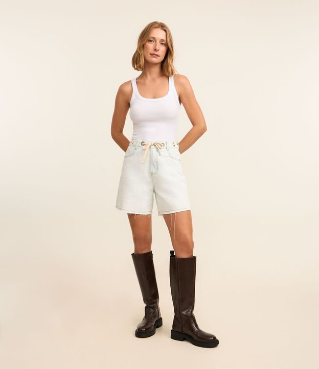 Bermuda em Jeans com Ilhós e Amarração no Cós
