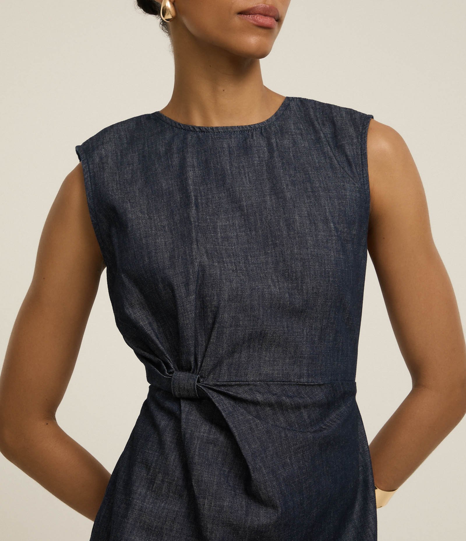 Vestido Long Midi em Jeans Sem Manga com Drapeado Azul 3