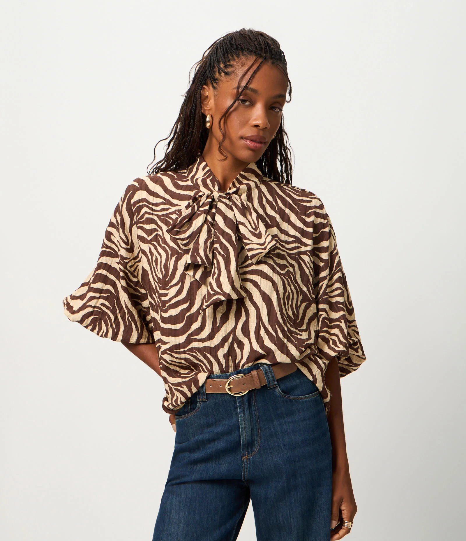 Blusa em Viscose com Gola Laço e Estampa Animal Print Marrom 1