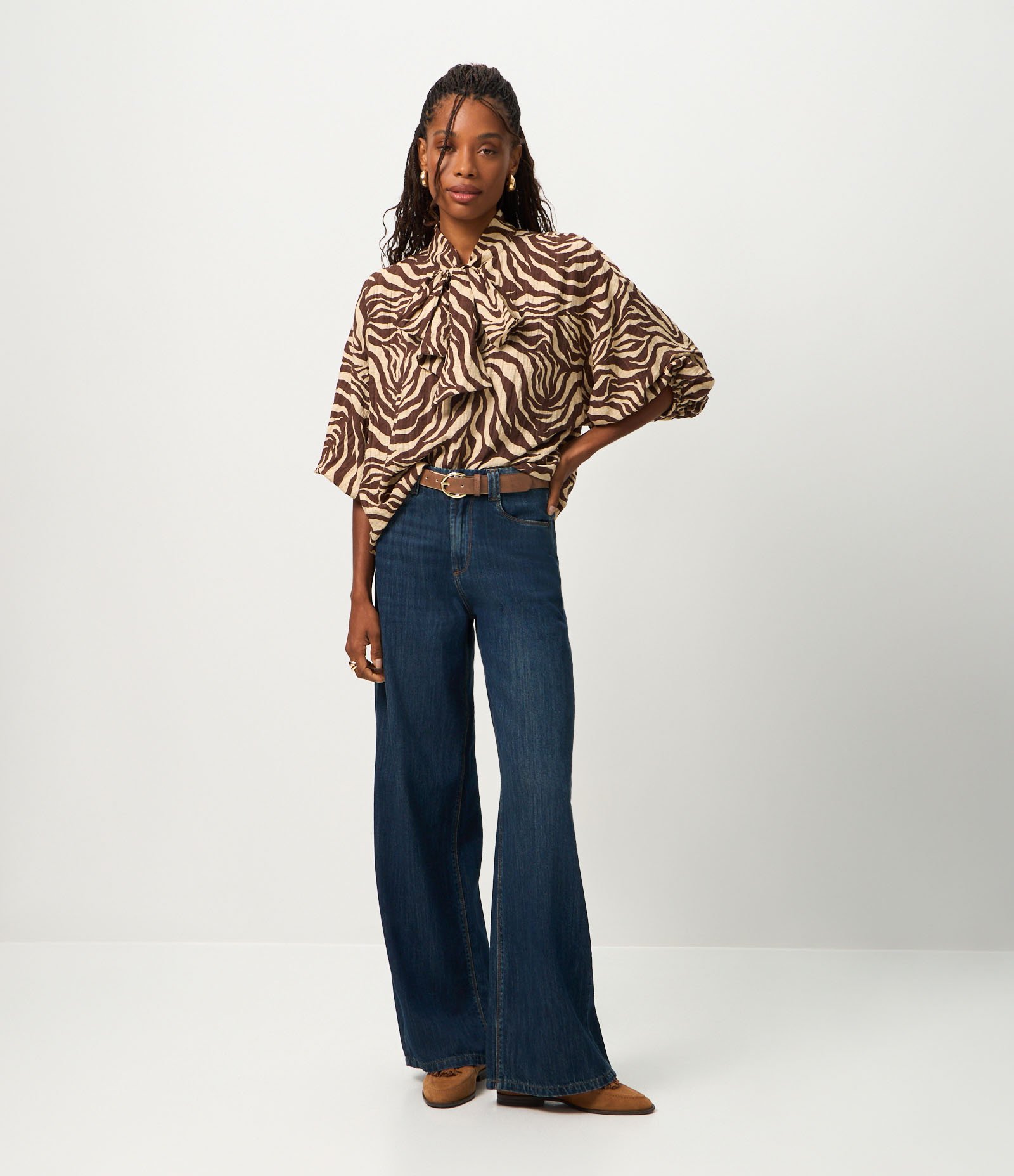 Blusa em Viscose com Gola Laço e Estampa Animal Print Marrom 2