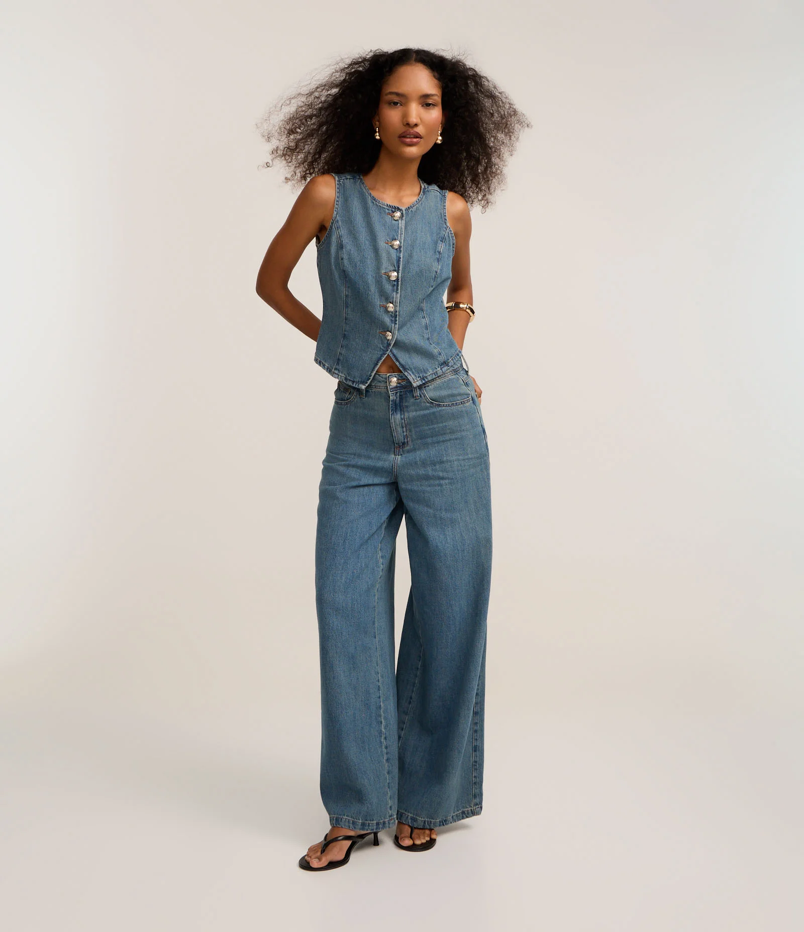 Colete em Jeans com Recortes e Botões de Brasão Médio 2