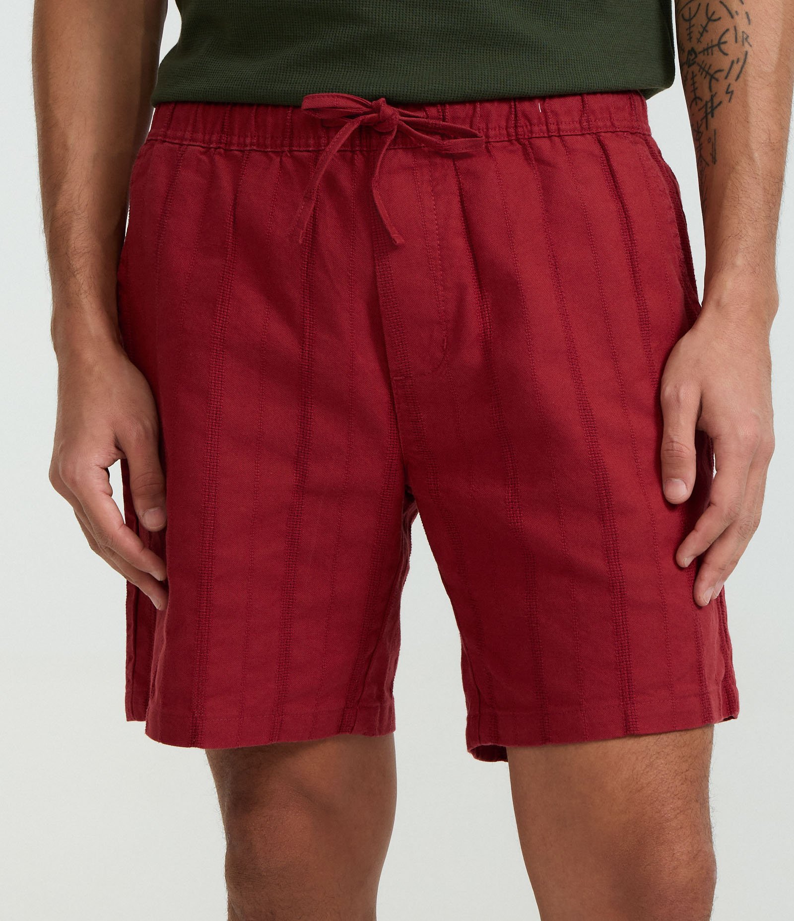 Bermuda Reta Texturizada com Cós Elástico Vermelho 2